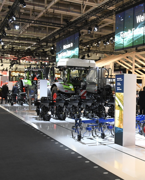 Fendt Traktor mit Einzelkornsämaschine auf der AGRITECHNICA 2023.