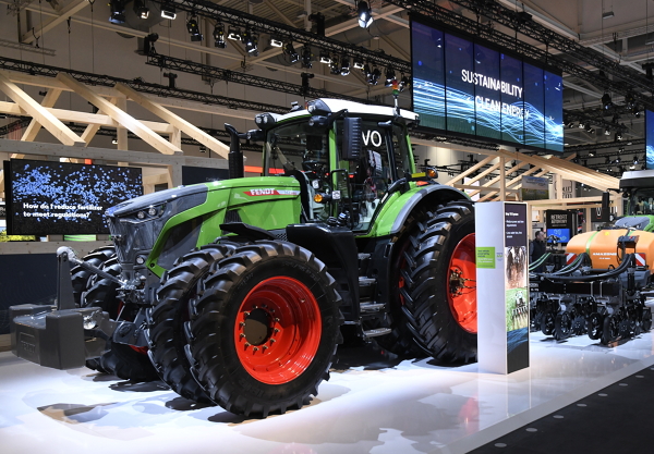 Aufnahme eines Fendt Traktor mit HVO auf der AGRITECHNICA 2023.