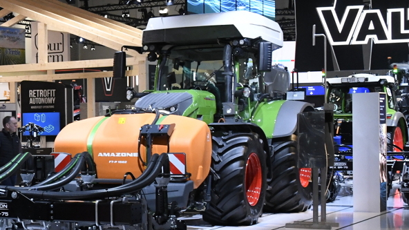 Amazone FT-P 1502 Flüssigdüngertank angebaut an einen Fendt Wasserstofftraktor auf der AGRITECHNICA 2023.