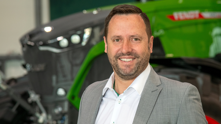 Wolfgang Möhrer vor einem Fendt Traktor