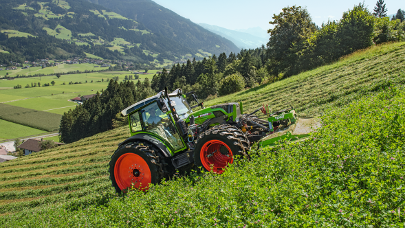 Fendt Slicer 260 FPS am steilen Hang beim Mähen.