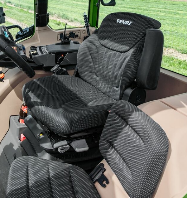 Fendt e100 Vario Komfortsitze in der Kabine Innenansicht in der Fendt Kabine mit den Komfortsitzen