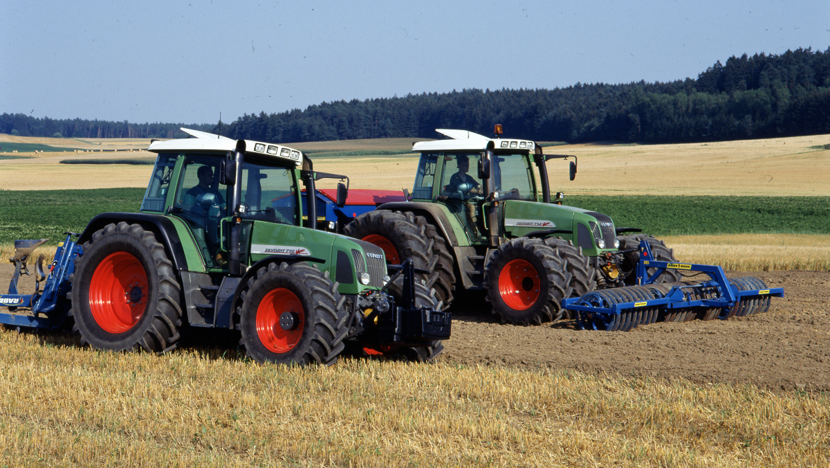 Favorit 711, erste Generation des Fendt 700 Vario Zwei Fendt Favorit Vario Gen1 auf dem Feld im Jahr 1999