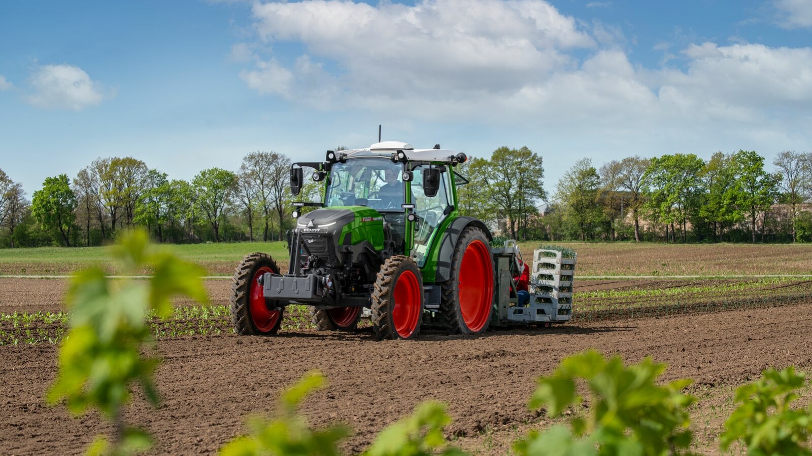 Der Fendt 100 Vario Standardtraktor Ein grüner Fendt e100 im Feldeinsatz