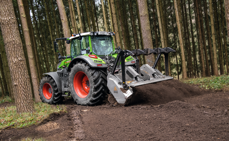 Fendt 700 Vario Gen7 mit Fräse im Forst In einem Nadelwald arbeitet ein Fendt 700 Vario Gen7 mit einer Fräse am Heck