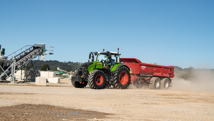 Fendt 700 Vario Gen7 mit Krampe Kipper auf einer Baustelle Ein Fendt 700 Vario Gen7 fährt mit einem roten Krampe Kipper auf einer Baustelle und wirbelt Staub auf