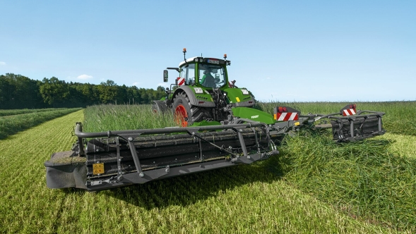Fendt Slicer Heckmähwerk Aufnahme eines Fendt Slicer Heckmähwerks von hinten auf einer grünen Wiese.