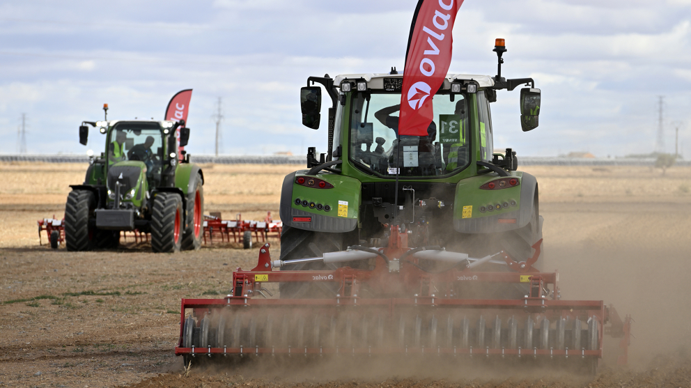 2 Fendt Traktoren fahren mit Anbaugeräten eine Vorführung
