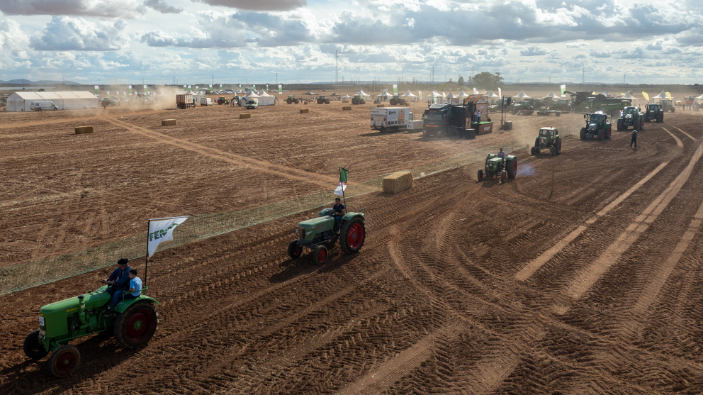 Impressionen vom Tag Eine Parade an Fendt Traktoren fährt mit Fahnen