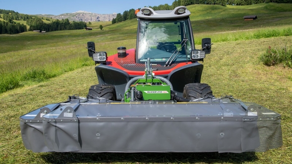Ein bearbeitetes Foto zeigt die Funktionsweise des Fendt Slicer 210 FKS und 260 FPS, indem die Seitenverschiebung demonstriert wird