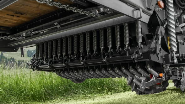 Detailansicht in die unterhalb des Ladwagens angebrachten Schneidwerksoptionen beim Fendt Tigo Ladewagen, die für flexible Schnittlängen angeboten werden.