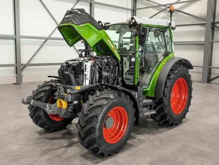 Ein Fendt Traktor mit geöffneter Motorhaube und Einsicht in das innovative Mehrleistungskonzept Dynamic Performance, abgekürzt DP