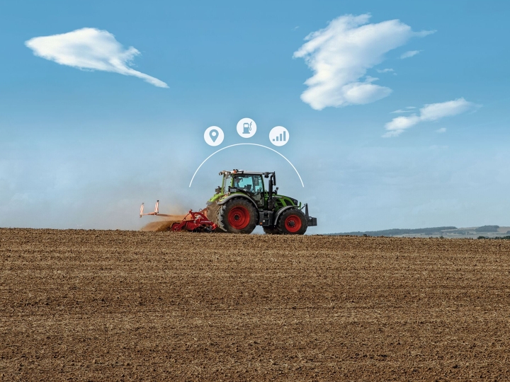 Ein grüner Traktor mit roten Felgen fährt mit einem roten Anbaugerät über den Acker. Über dem Traktor sind ein Standortsymbol, ein Tanksymbol und ein Verbindungssymbol zu erkennen.
