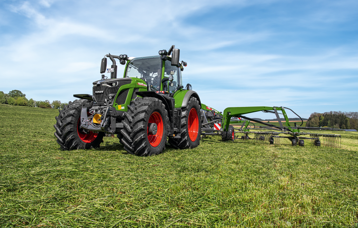 Fendt 600 Vario mit Fendt Former 920 C Fendt 600 Vario schwadet mit Mittelschwader Fendt Former 920 C eine Wiese