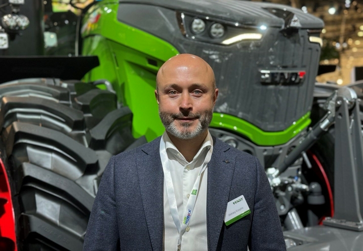 Aleksey Kopylov (Business Manager Fendt Eastern Europe) Aleksey Kopylov (Business Manager Fendt Eastern Europe) vor einem Fendt Traktor