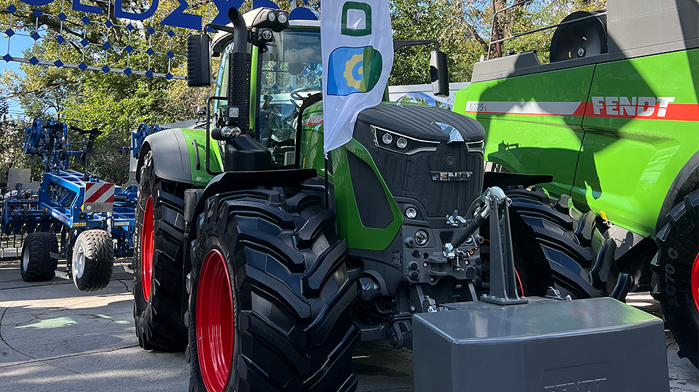 Fendt Traktor auf dem Messestand von DiazTech Ein Fendt Traktor frontal fotografiert, rechts daneben ein Fendt Mähdrescher