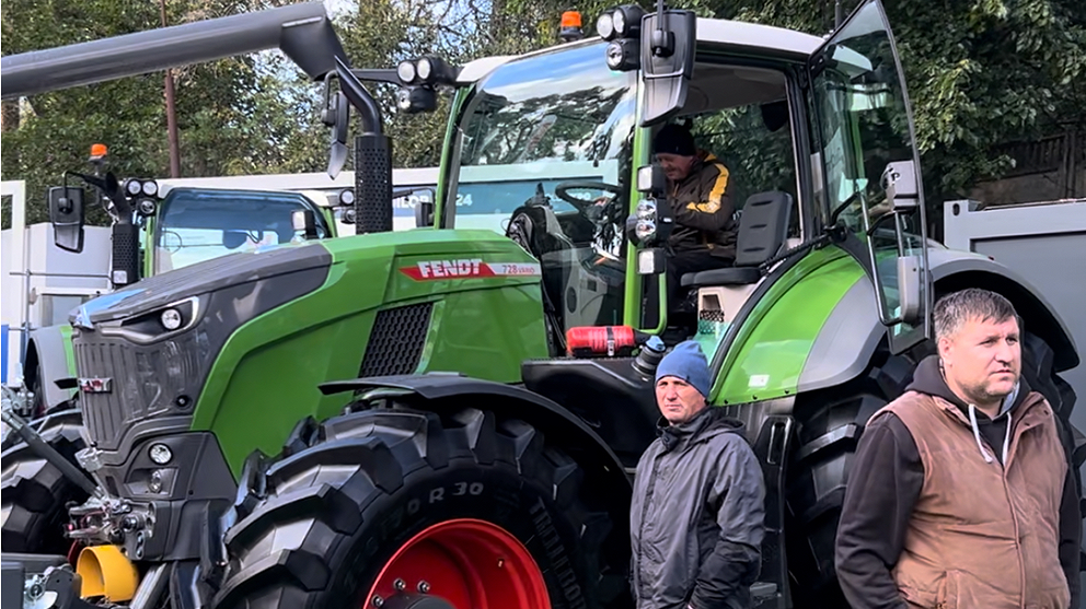 Fendt 728 Vario auf der Moldagrotech 2024 Ein Messebesucher sitzt auf dem Fendt 728 Vario auf dem Messestand von DiazTech, 2 Besucher stehen rechts daneben