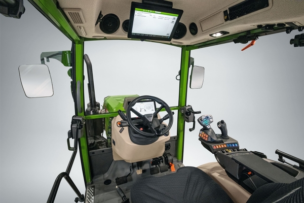 CGI der Kabine des Fendt 200 V/F/P Vario Das CGI zeigt die Kabine des Fendt 200 V/F/P Vario mit Lenkrad, FendtONE Armlehne und Terminal im Dach.