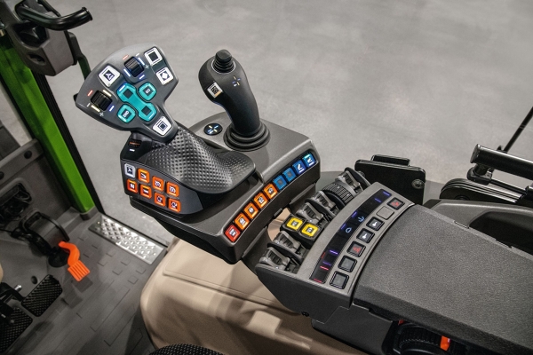 FendtONE Armlehne mit Multifunktions-Joystick Zu sehen ist eine FendtONE Armlehne mit Multifunktions-Joystick und den freibelegbaren Tasten in den Farben Rot, Orange, Blau und Türkis.
