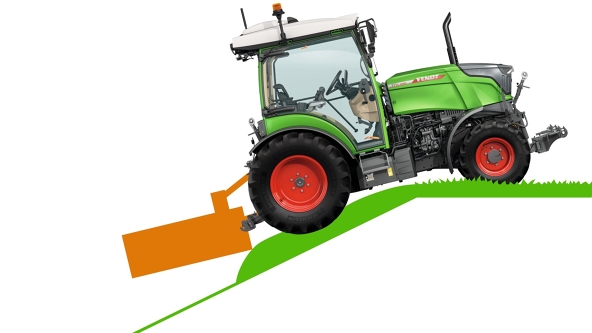 Das CGI zeigt einen grünen Fendt 200 V/F/P Vario mit roten Felgen und einem orangenen Mulcher, der einen Hügel hochfährt ohne entlastende Regelung. Der Mulcher lässt ein bisschen Gras stehen und mäht den Hügel nicht gleichmäßig ab.