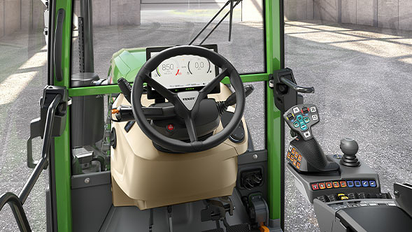 Es ist die Kabine des Fendt 200 V/F/P Vario zu erkennen. In der Mitte befindet sich das Lenkrad und auf der rechten Seite befindet sich die FendtONE Armlehne mit dem 3L-Joystick.