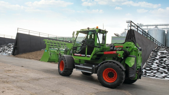 Fendt Cargo T955 Ein Fendt Cargo T955 steht auf einem Weg vor einem Silo.