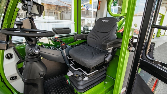 Fendt Cargo T955 Fahrerarbeitsplatz Nahaufnahme des Fahrerarbeitsplatzes des Teleskopladers Fendt Cargo T955 mit schwarzem Lenkrad und gefedertem Sitz