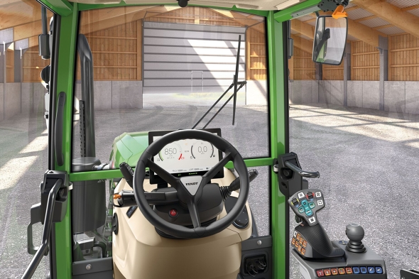Die Kabine des Fendt 200 V/F/P Vario mit Lenkrad und FendtONE Joystick  ist zu sehen. Neben dem Joystick befindet sich der Kreuzschalthebel und zwei Linearmodule sind vorhanden.