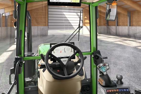 Die Kabine des Fendt 200 V/F/P Vario mit Lenkrad und FendtONE Joystick ist zu sehen. Neben dem Joystick befindet sich der Kreuzschalthebel und zwei Linearmodule sind vorhanden. Zudem gibt es das 12‘‘ Terminal im Dach.