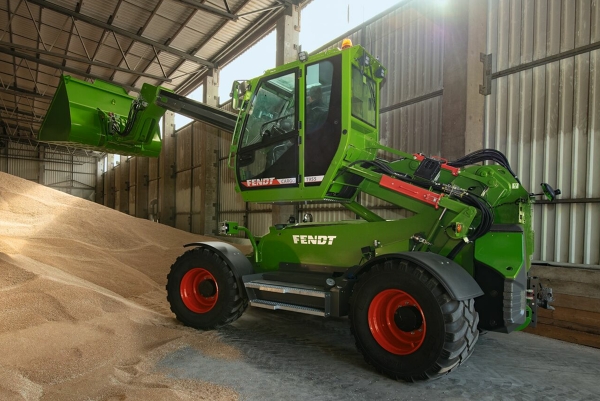 Fendt Cargo T955 Ein Landwirt fährt mit einem Fendt Cargo T955 in einer Lagerhalle