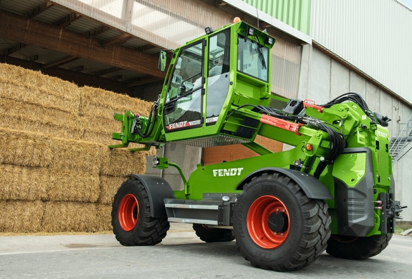 Fendt Cargo T955 Ein Lanwirt beim Strohballenstampeln mit dem Fendt Cargo T955