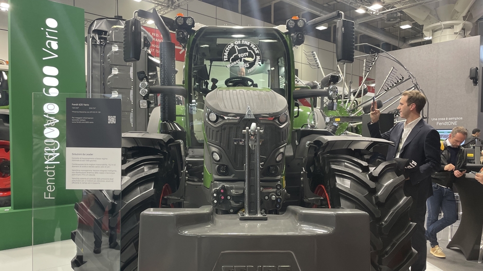 Ein Fendt 620 Vario DP mit Tractor of the Year 2025 Logo Ein Fendt 620 Vario DP mit Tractor of the Year 2025 Logo auf der Frontscheibe frontal fotografiert, daneben ein Mann im Anzug der den Traktor fotografiert