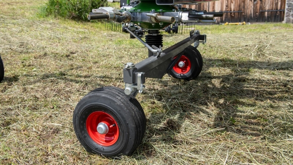 Nahaufnahme der zwei Räder des Fendt Alpin Einkreiselschwaders auf einer Wiese.