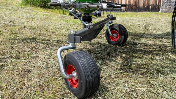 Nahaufnahme der arretierbaren Räder des Fendt Alpin Einkreiselschwaders auf einer Wiese.
