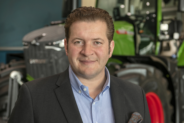 Dr. Franz Dominic Esser (Director Sales Fendt EME) Dr. Franz Dominic Esser (Director Sales Fendt EME) im Anzug vor einem Traktor