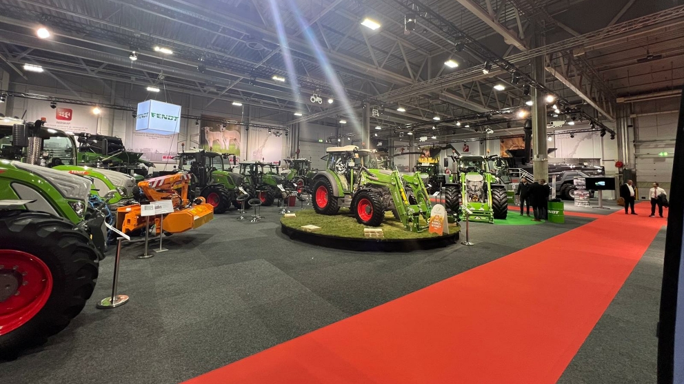 Messestand von Fendt auf der Agroteknikk 2025 Ein Messestand ohne Menschen mit 7 sichtbaren Fendt Traktoren in einer Halle auf der Messe Agroteknikk 2025 in Norwegen