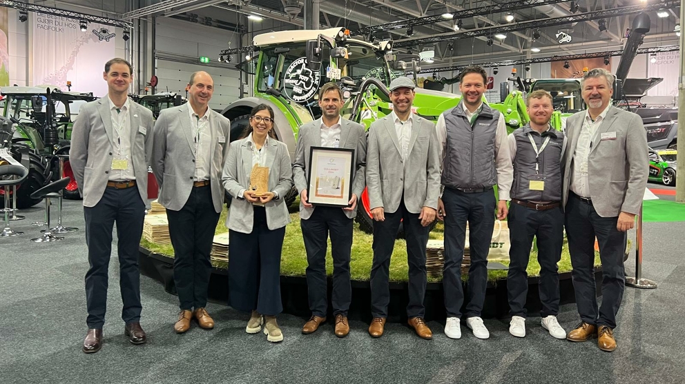 Das Fendt Team in Norwegen mit den Medaillen auf der Agroteknikk 2025 Fendt Mitarbeiter mit den gewonnenen Medaillen vor einem Fendt Traktor