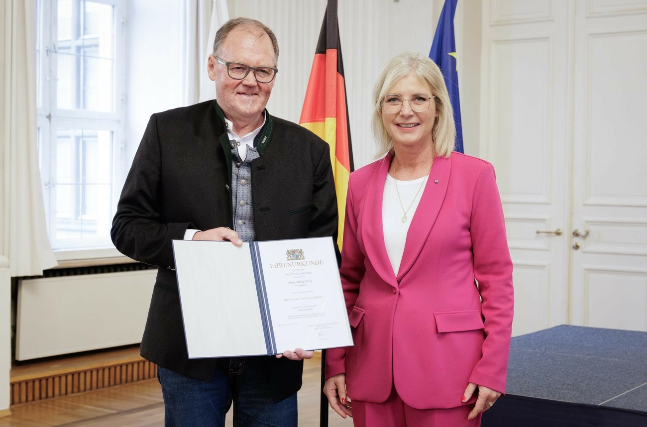 Michael Horn (l.) wurde für 50 Jahre Betriebszugehörigkeit bei Fendt von Ulrike Scharf, Staatsministerin für Familie, Arbeit und Soziales (r.) ausgezeichnet