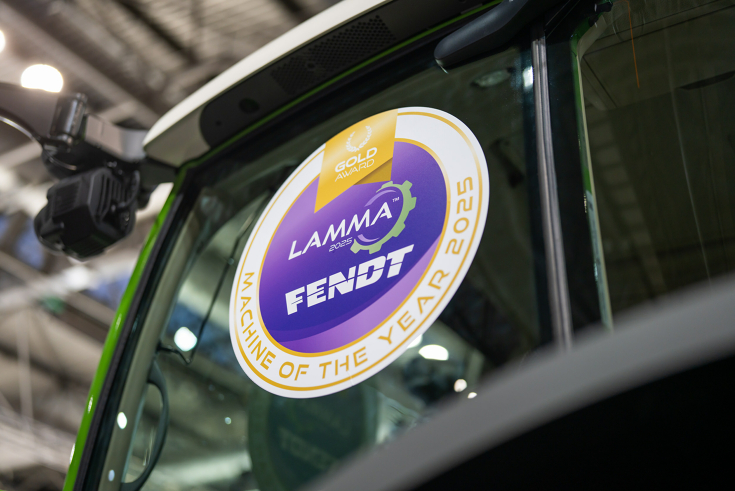 Fendt 600 Vario mit Machine of the Year 2025 Innovation Award Fendt 600 Vario mit Logo des Machine of the Year 2025 Innovation Award auf dem Fenster