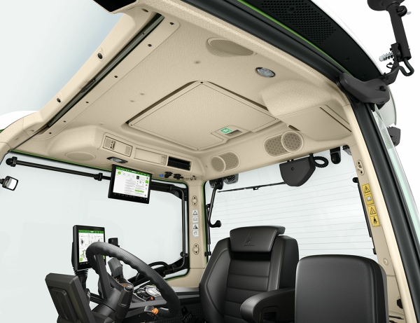 Innenansicht der Kabine eines Traktors mit Blick auf die Ausstattung dieser.