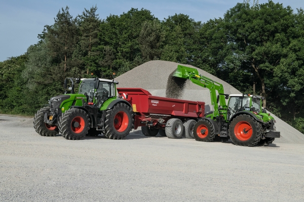 Fendt 600 Vario mit dem Frontlader Fendt Cargo Der grüne Traktor Fendt 600 Vario mit dem grünen Frontlader Fendt Cargo und einer Schaufel als Anbauegrät im Einsatz.