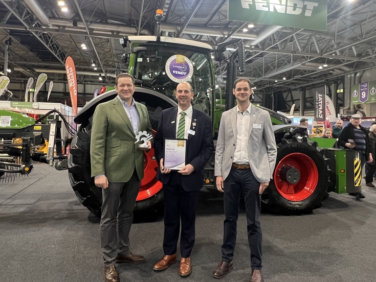 Dr. Dominic Esser (Director Fendt Sales EME), Martin Hamer (Fendt Sales Manager für Nordwesteuropa) und Ed Dennett (Fendt Retail Market Manager für Nordwesteuropa) Dr. Dominic Esser (Director Fendt Sales EME), Martin Hamer (Fendt Sales Manager für Nordwesteuropa) und Ed Dennett (Fendt Retail Market Manager für Nordwesteuropa)