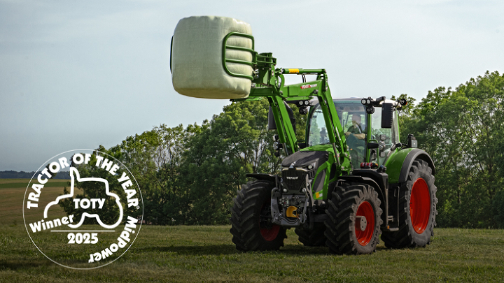 Bild des grünen Traktors Fendt 600 Vario mit dem Frontlader Fendt Cargo auf einer Wiese. In der unteren linken Ecke des Bildes ist das weiße "MidPower Tractor of the Year 2025" Logo.
