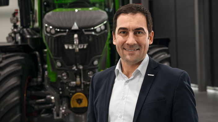 Dr Josef Mayer (Vice President and Managing Director Fendt Research and Development) in front of a Fendt tractor