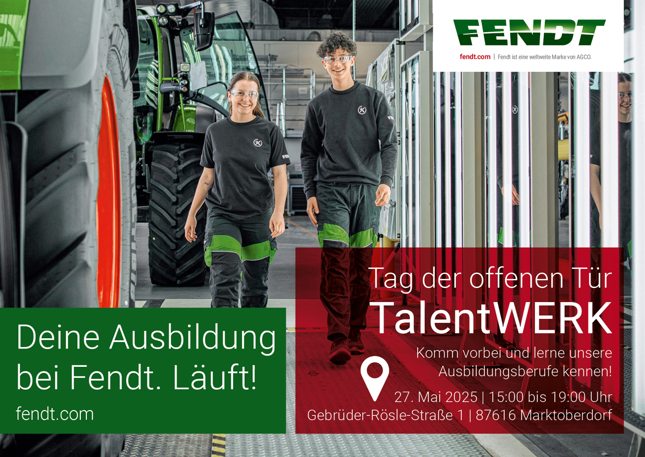 Zwei Praktikanten laufen lachend Seite an Seite neben einem grünen Fendt-Traktor