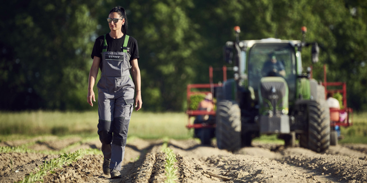 Landwirtin läuft über Salat-Acker