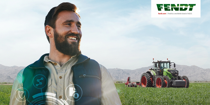 Landwirt auf Feld mit Traktor