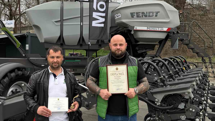 Ion Calmis und Oleksandr Maroseiev (DiazTech) vor dem ausgezeichneten Fendt MOMENTUM 16 in der Republik Moldau.