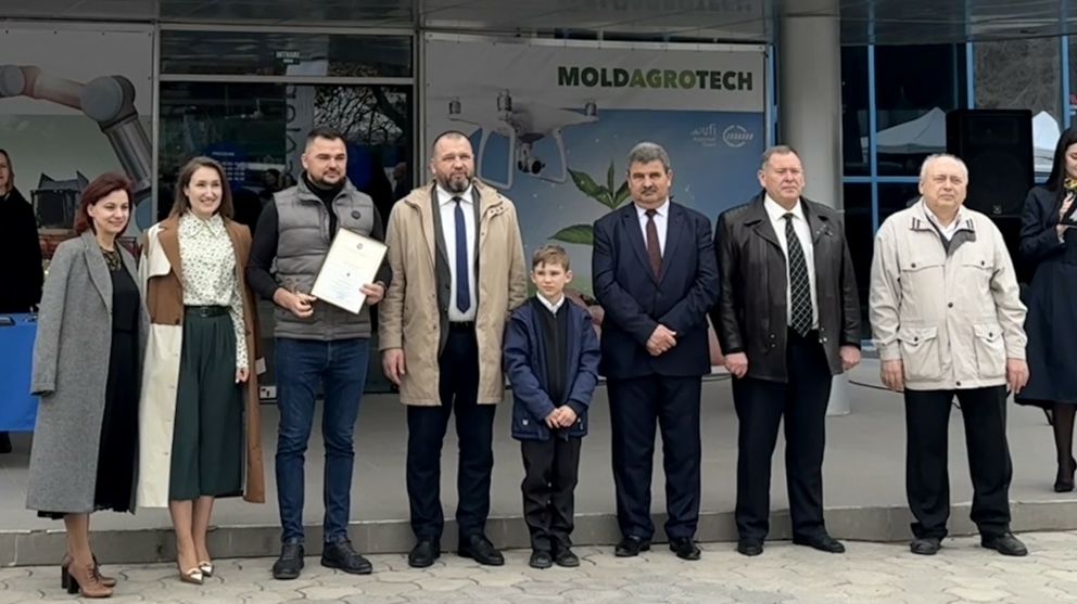 der Messe Moldagrotech 2025 8 Menschen stehen nebeneinander in einer Reihe, links 2 Frauen in der Mitte ein Kind