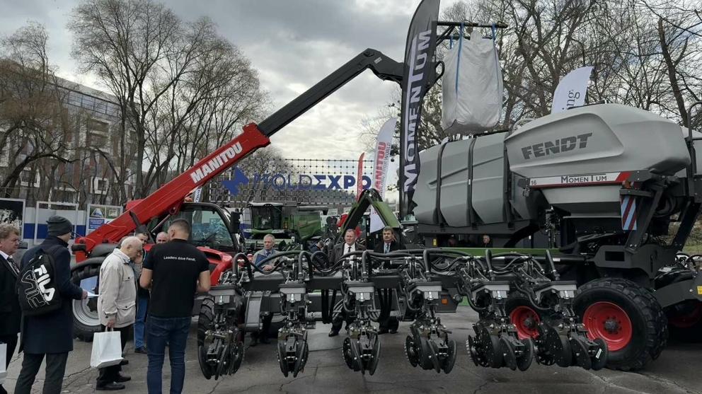 Impressionen von der Messe Moldagrotech 2025 Menschen stehen auf einem Messegelände vor der Sämaschine Fendt MOMENTUM